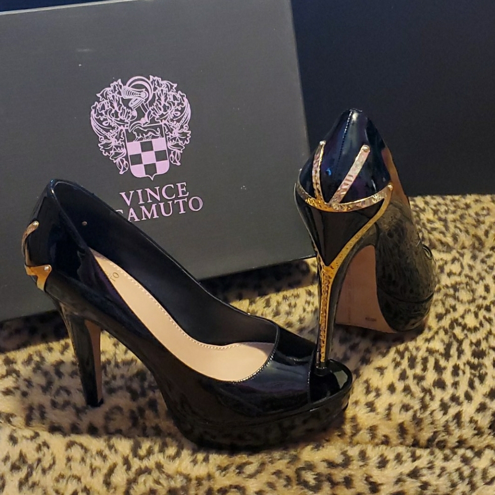 NWOT Vince Camuto patent heels